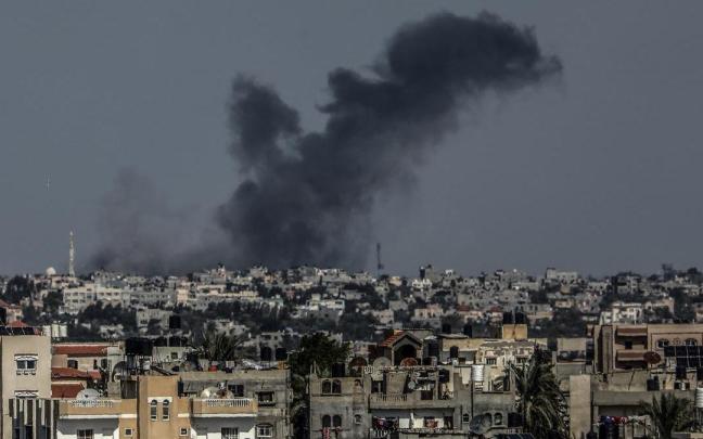 Bombardeo israelí sobre Khan Yunis.