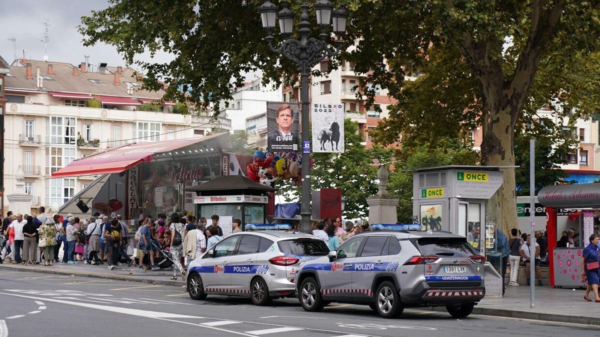 Dos patrullas policiales estacionadas en el recinto festivo.
