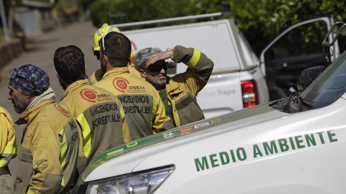 Bomberos trabajan en un incendio en la provincia de León este agosto.