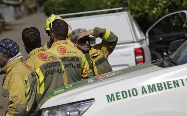 Bomberos trabajan en un incendio en la provincia de León este agosto.