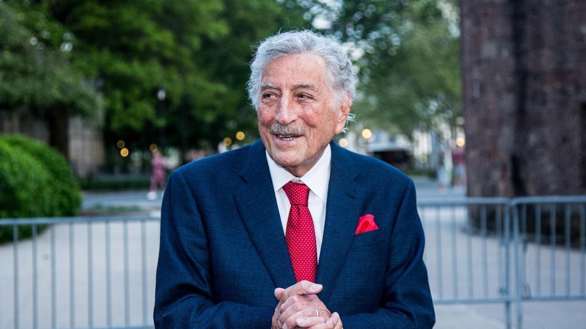 El cantante y compositor Tony Bennet posando en la inauguración del museo de la Estatua de la Libertad, en 2019