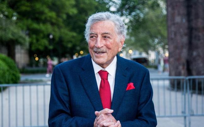 El cantante y compositor Tony Bennet posando en la inauguración del museo de la Estatua de la Libertad, en 2019