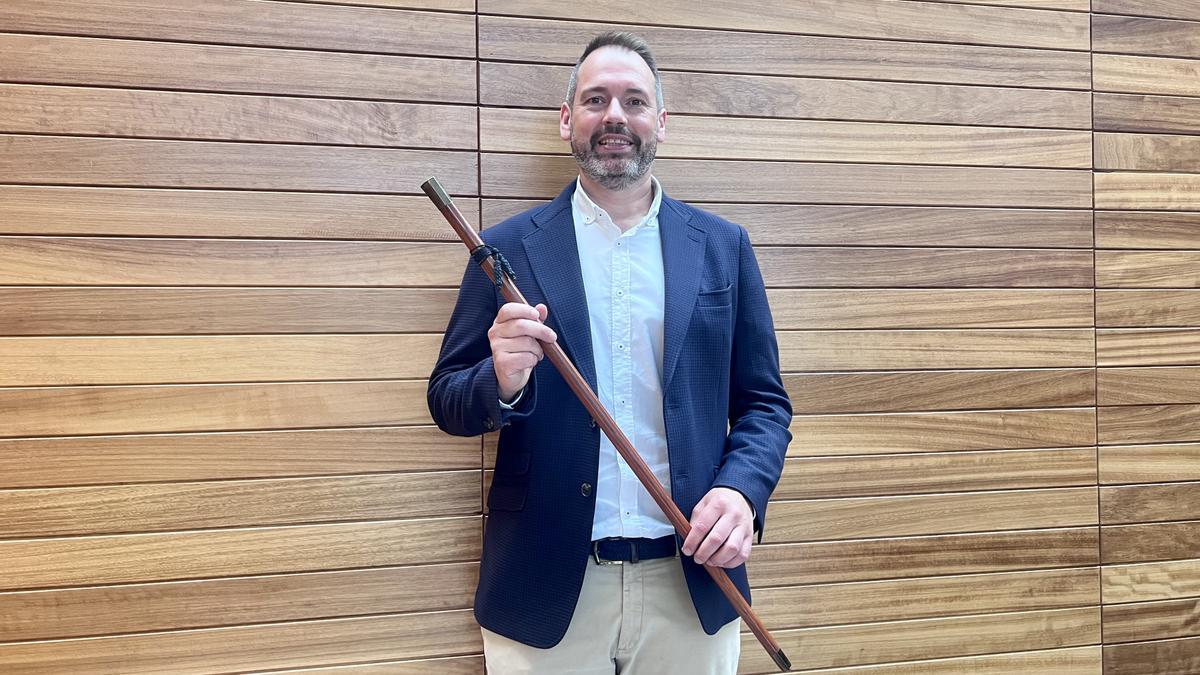 Óscar Amóztegui, con la vara de mando.