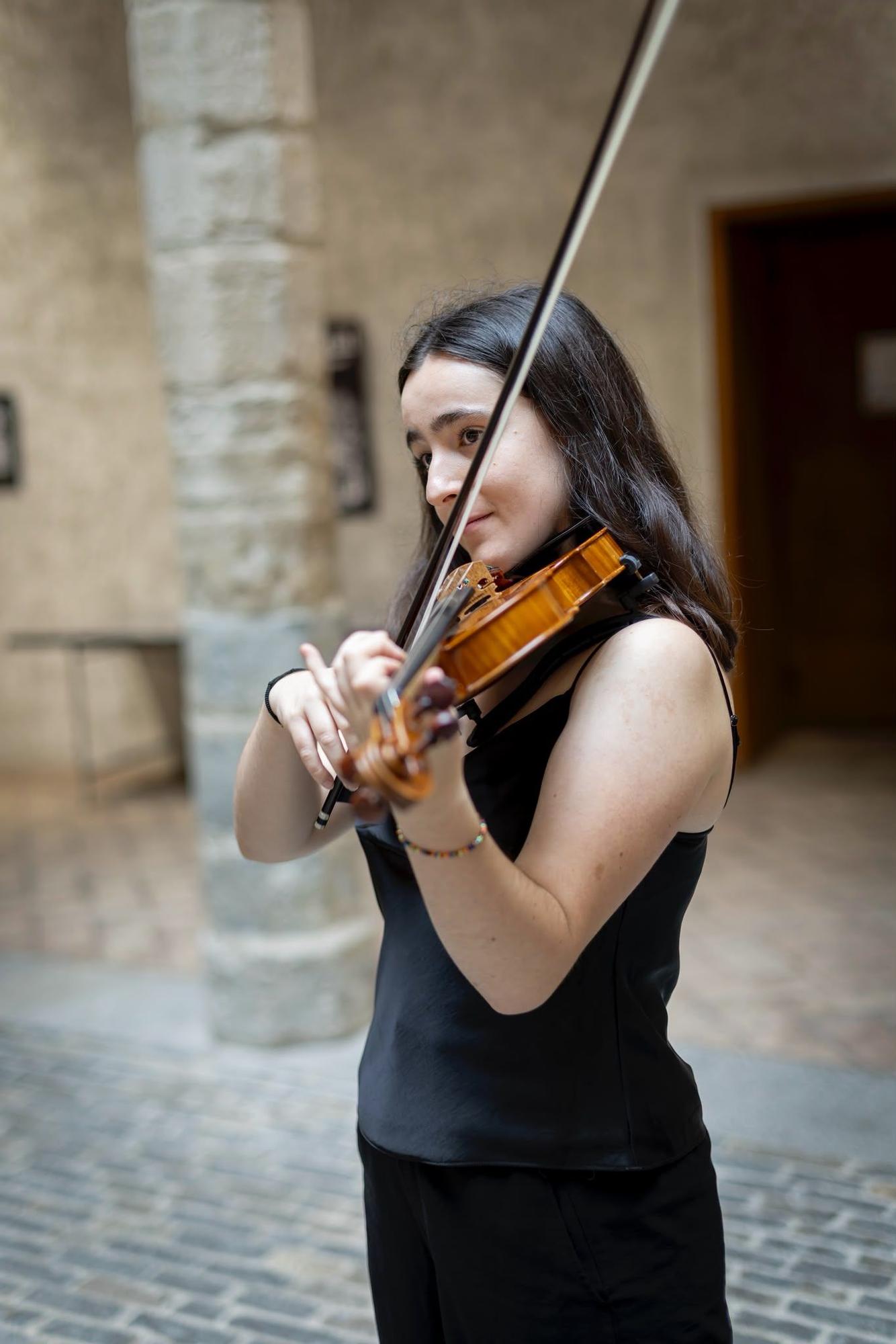 La joven violinista bergararra cursa actualmente el último año de los estudios superiores de violín en el Conservatorio Superior de Música de Navarra.