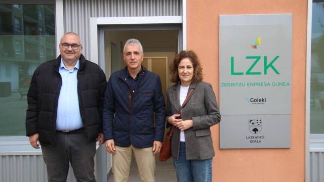 Visita del alcalde, en el centro, a los nuevos locales de Lazkao.