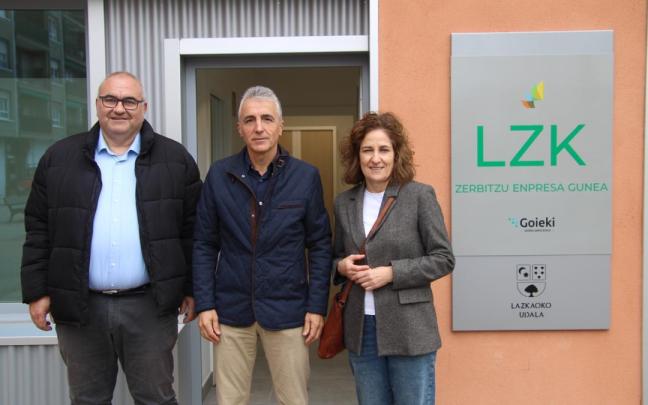 Visita del alcalde, en el centro, a los nuevos locales de Lazkao.