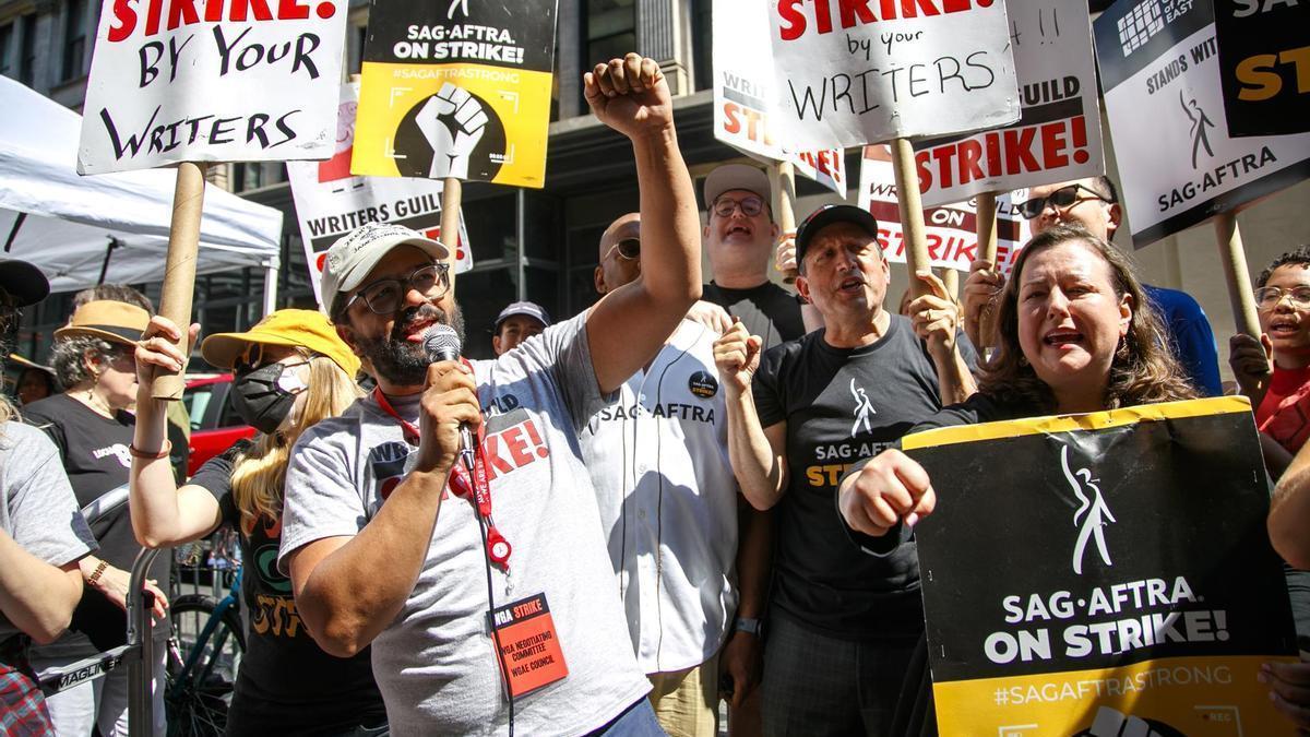 Un grupo de protestantes en las manifestaciones de los guionistas y actores de Hollywood.