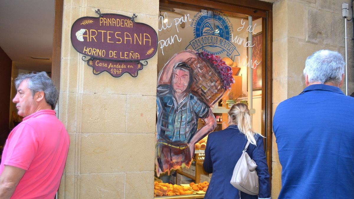 Escaparate decorado con un mural relacionado con el vino en una iniciativa de la Asociación para la Dinamización de Empresas de Laguardia