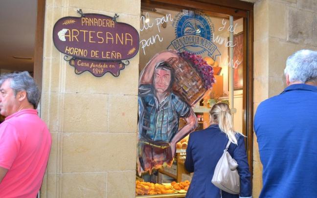 Escaparate decorado con un mural relacionado con el vino en una iniciativa de la Asociación para la Dinamización de Empresas de Laguardia Escaparate decorado con un mural relacionado con el vino en una iniciativa de la Asociación para la Dinamización de Empresas de Laguardia