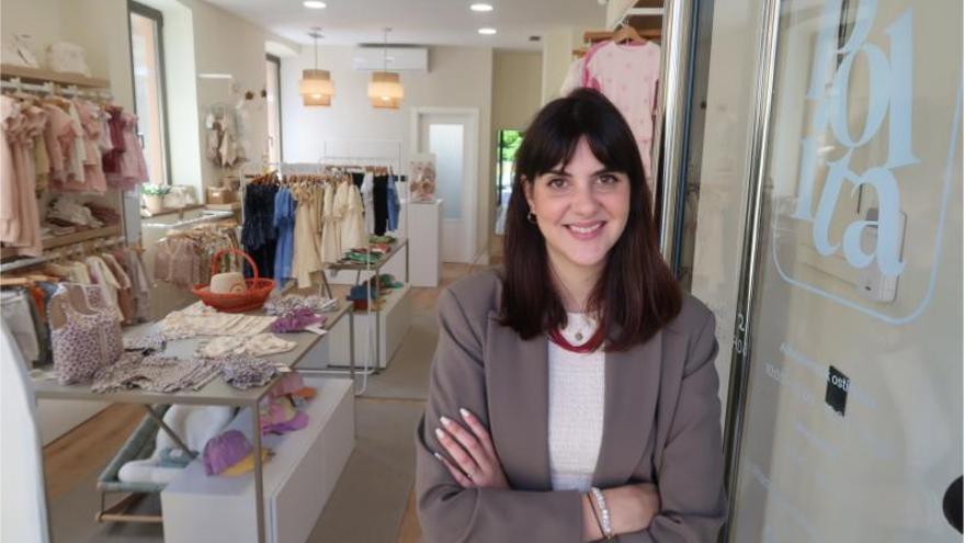 Sheila Rodríguez, en la entrada de su tienda.