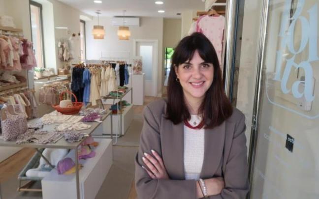 Sheila Rodríguez, en la entrada de su tienda.