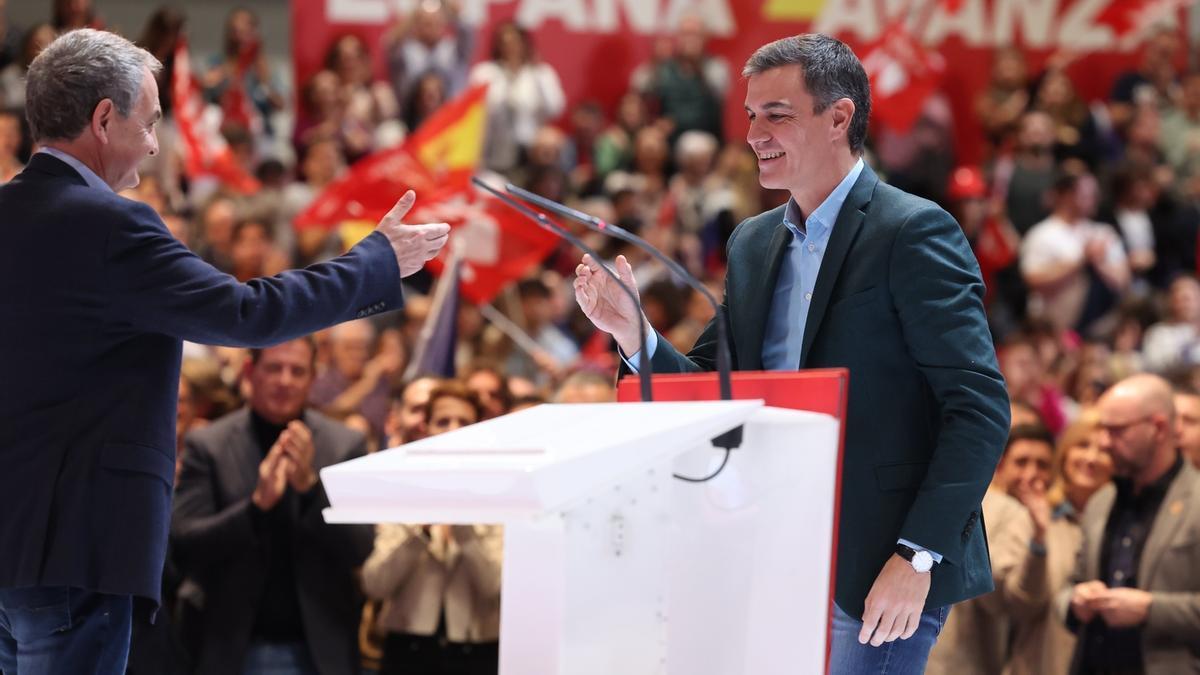 Pedro Sánchez y Rodríguez Zapatero se saludan en la fiesta organizada por el PSOE en Madrid.