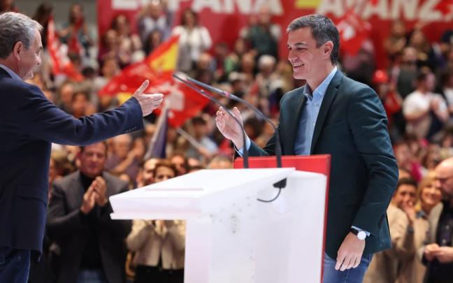 Pedro Sánchez y Rodríguez Zapatero se saludan en la fiesta organizada por el PSOE en Madrid.