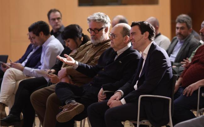 El director gerente de Nasuvinsa, Alberto Bayona, junto al arquitecto Patxi Mangado, y el profesor de ETH Zurich Institute, Andrea Deplazes.