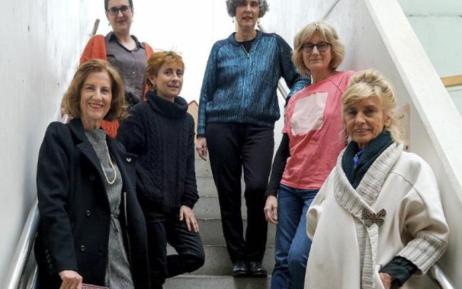 Goitik behera, ezkerretik eskuinera; Mirari Antxustegi, Mari Luz Esteban, Enkarni Gómez, Lourdes Arrien, Paz De Corral eta Maggy Barrèrre