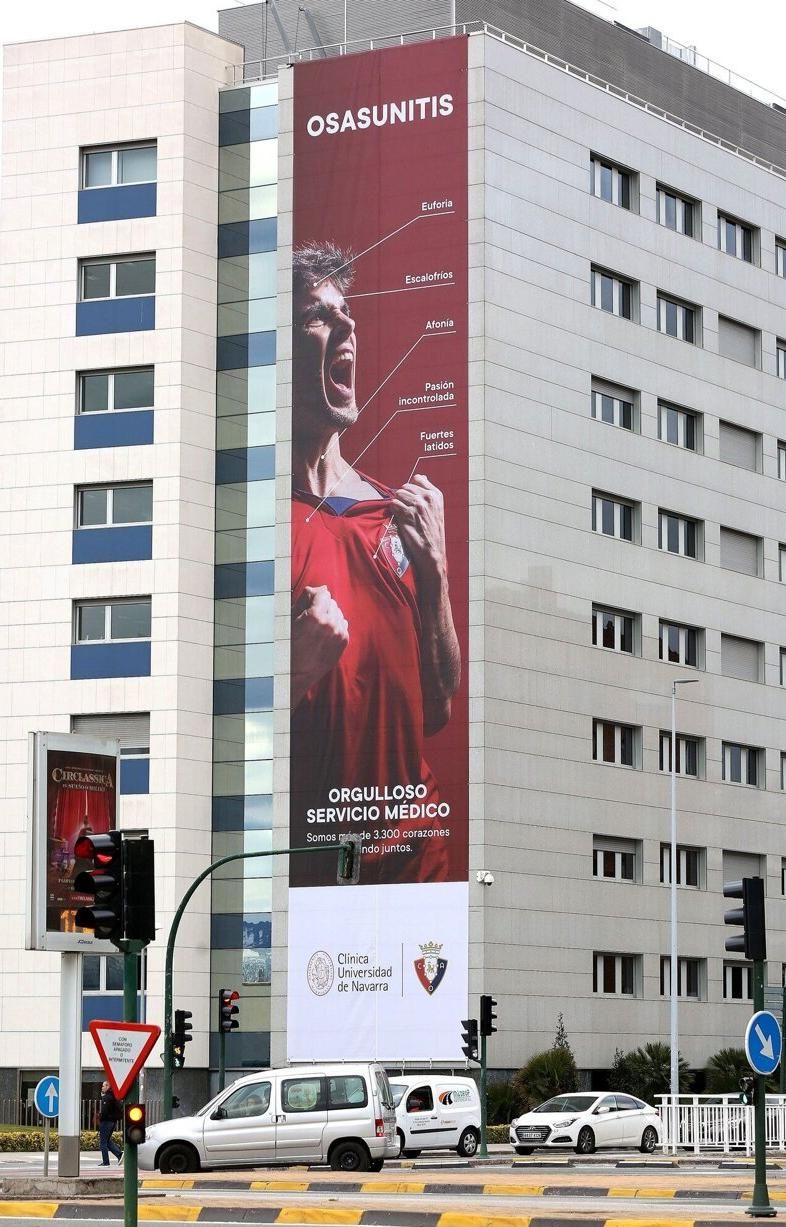 La pancarta ocupa de arriba abajo un lateral de la fachada de la CUN