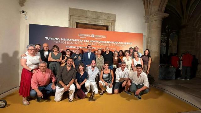 Agentes del ecosistema Gorbeia junto al Consejero de Turismo, Javier Hurtado, en Donostia