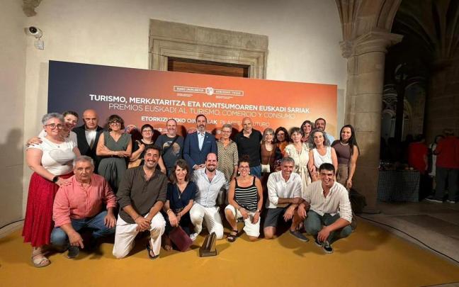 Agentes del ecosistema Gorbeia junto al Consejero de Turismo, Javier Hurtado, en Donostia
