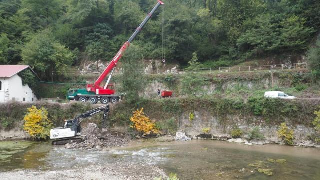 Una máquina retroexcavadora trabaja en el cauce del Urola en la retirada del azud situado a la altura del Balneario de Zestoa.