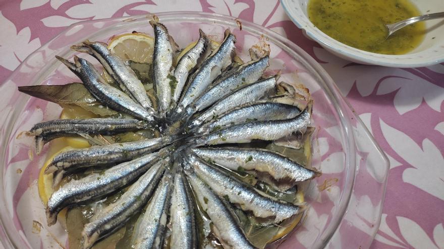 Las anchoas al horno esperan su aliño con vinagreta de limón.