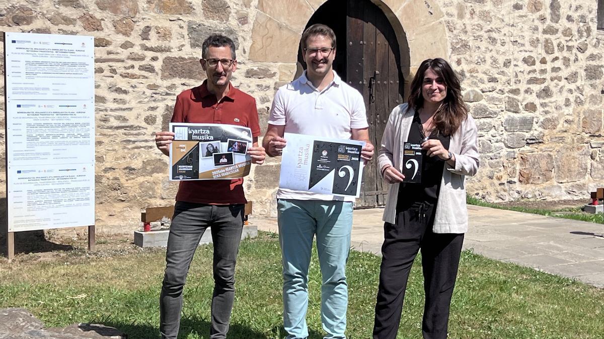 Xabier Zeberio, Adur Ugartemendia y Garazi Zabaleta en la presentación de los nuevos conciertos del ciclo Igartza Musika de Beasain.
