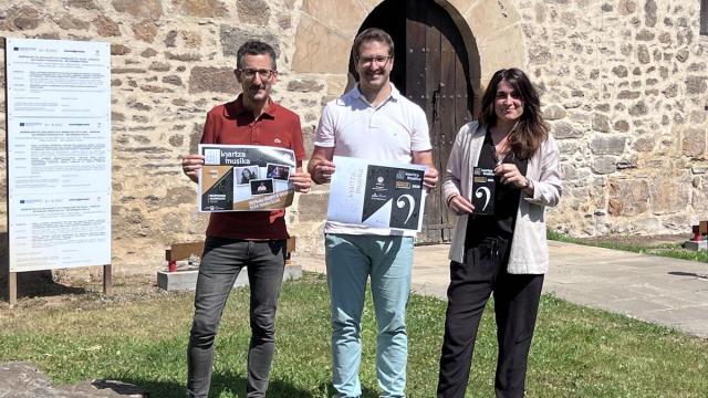 Xabier Zeberio, Adur Ugartemendia y Garazi Zabaleta en la presentación de los nuevos conciertos del ciclo Igartza Musika de Beasain.