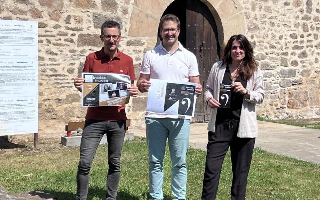 Xabier Zeberio, Adur Ugartemendia y Garazi Zabaleta en la presentación de los nuevos conciertos del ciclo Igartza Musika de Beasain.