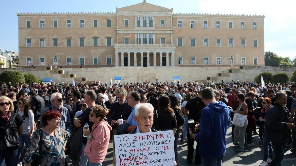 Protesta contra la jornada laboral de 13 horas diarias ante el Parlamento griego.