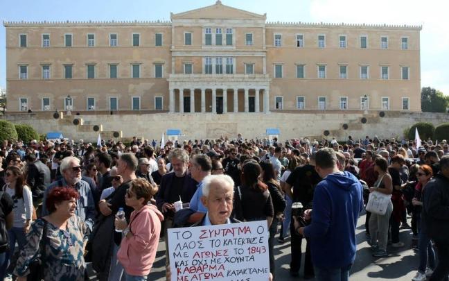 Protesta contra la jornada laboral de 13 horas diarias ante el Parlamento griego.
