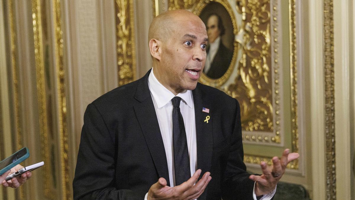 El demócrata Cory Booker en los pasillos del Senado de Estados Unidos.