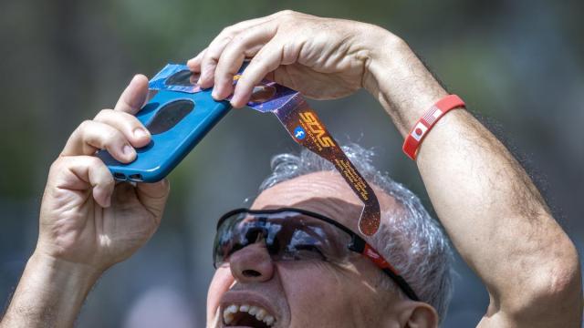 Hombre fotografía un eclipse solar.