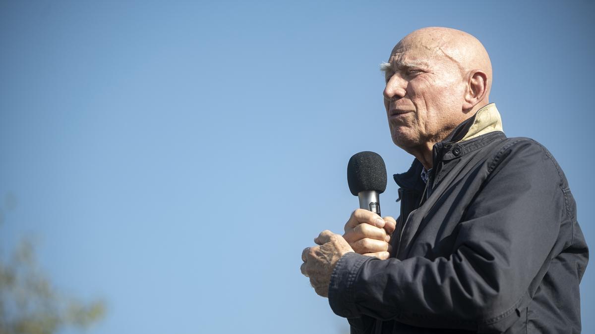 El fotógrafo Sebastião Salgado interviene durante un acto en Barcelona.
