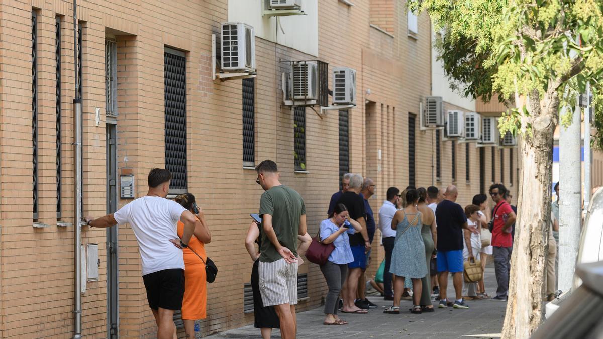 Portal de la vivienda de Sevilla donde una mujer de 58 años ha sido asesinada este miércoles.