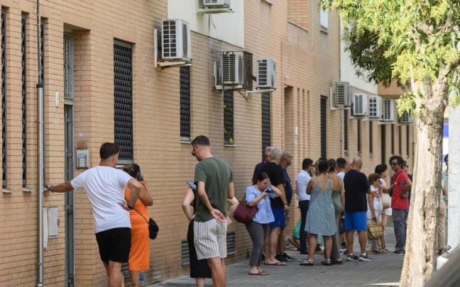Portal de la vivienda de Sevilla donde una mujer de 58 años ha sido asesinada este miércoles. / EFE Portal de la vivienda de Sevilla donde una mujer de 58 años ha sido asesinada este miércoles.