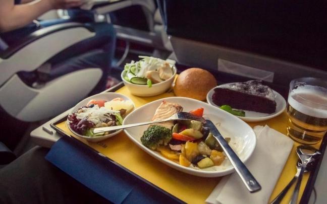 Bandeja con comida a bordo de un avión.