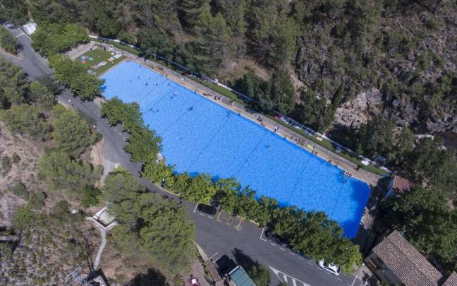 Vista aérea de la grandiosa piscina.