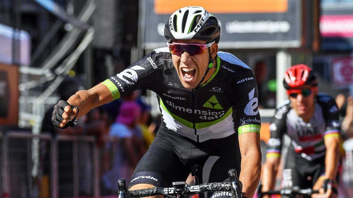 Omar Fraile celebra la victoria lograda en el Giro.