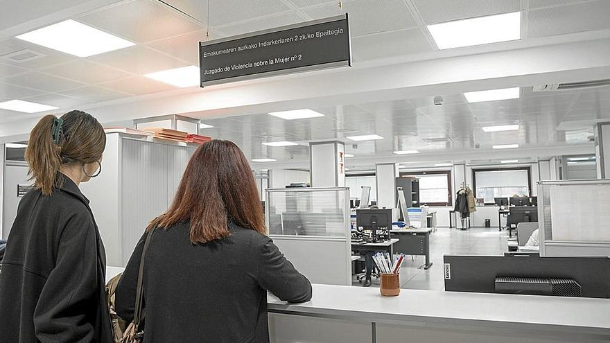 Dos mujeres realizan un trámite en un juzgado. | FOTO: EFE