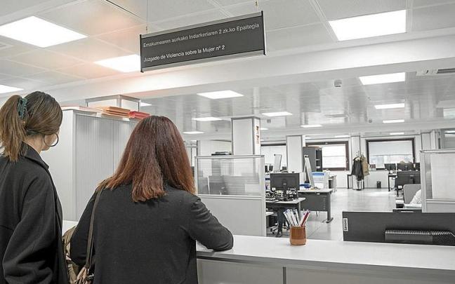 Dos mujeres realizan un trámite en un juzgado. | FOTO: EFE