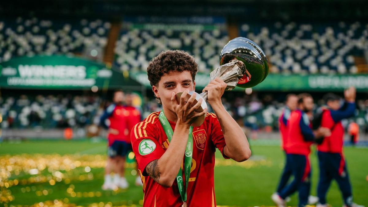 Dani Díaz celebra su título de campeón de Europa sub'19 del año pasado. NOTICIAS DE GIPUZKOA