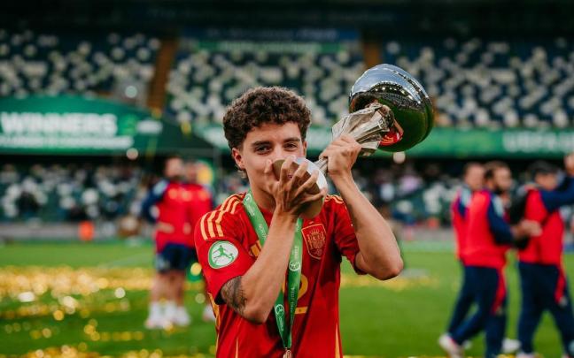 Dani Díaz celebra su título de campeón de Europa sub'19 del año pasado. NOTICIAS DE GIPUZKOA