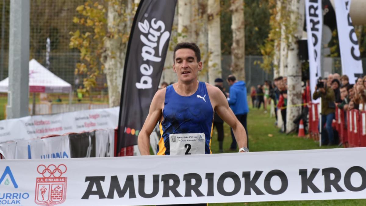 Dani Mateo vence el cross de Amurrio por delante de Urko Herrán / ADOC