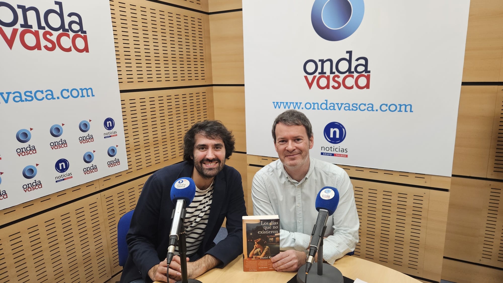 El autor Daniel Ramírez junto a Txema Gutiérrez