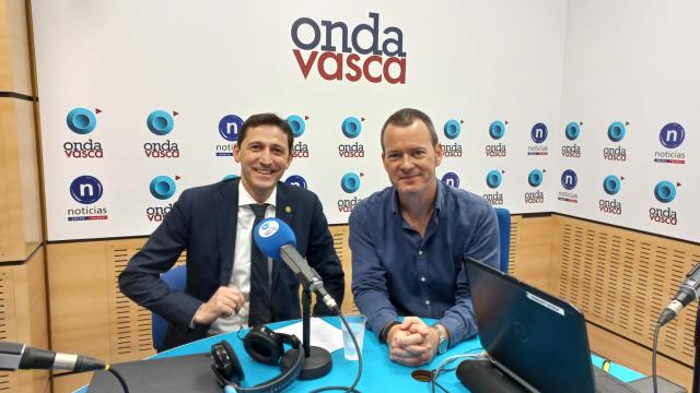 Noël D'anjou con Txema Gutiérrez en los estudios de ONDA VASCA