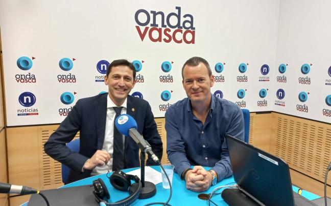 Noël D'anjou con Txema Gutiérrez en los estudios de ONDA VASCA