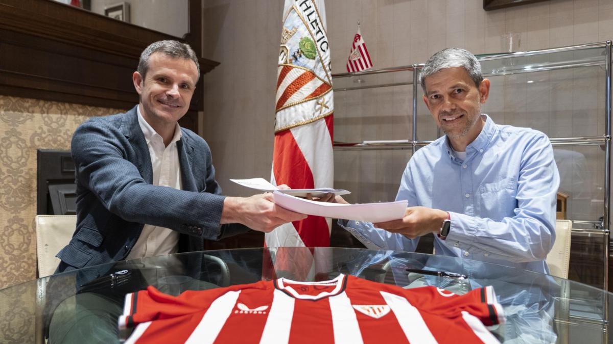 David Aznar y Jon Uriarte durante el acto de firma de su contrato / Athletic Club