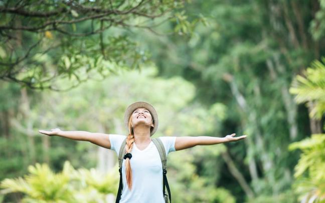 Una joven disfruta de la naturaleza. Una joven disfruta de la naturaleza.
