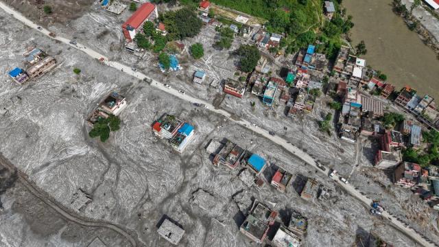 Inundaciones en Nepal, en la frontera con China.