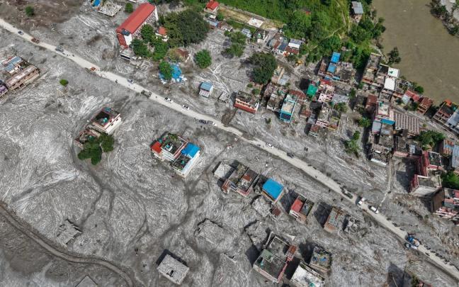 Inundaciones en Nepal, en la frontera con China.