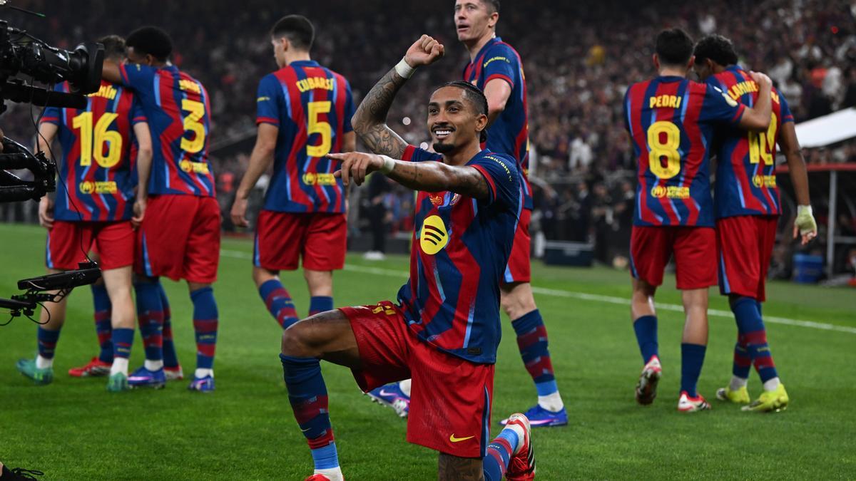 Raphinha celebra uno de sus dos goles en la final de Jeddah, donde fue elegido mejor jugador.